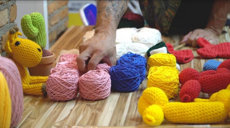 Dia das Mães: pais tricotam sapatinhos para os filhos
