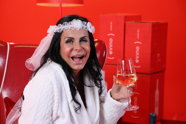 Evino traz Gretchen para o mês das noivas