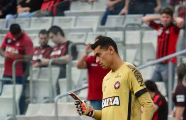 Goleiro com celular foi ação para Uber