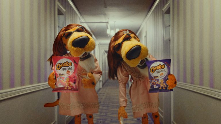 CHEETOS lança sabor doce com releituras de filmes de terror