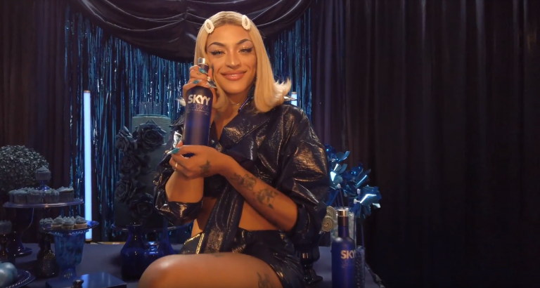 SKKY Vodca contrata Pabllo Vittar como influencer