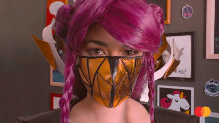 Cosplayers produzem máscaras durante a transmissão do Mid-Season Streamathon
