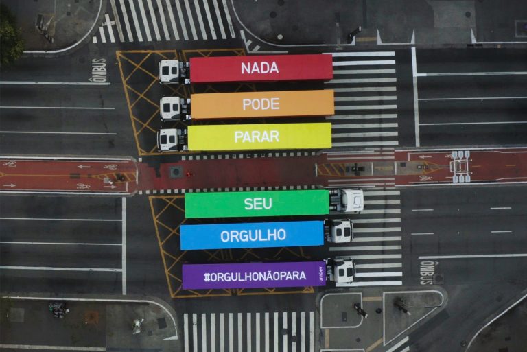 #OrgulhoNãoPara da Ambev ganha arco-íris de caminhões