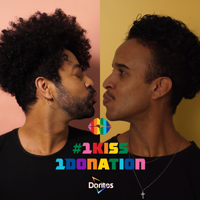 DORITOS Rainbow propõe que beijos virtuais se transformem em doações