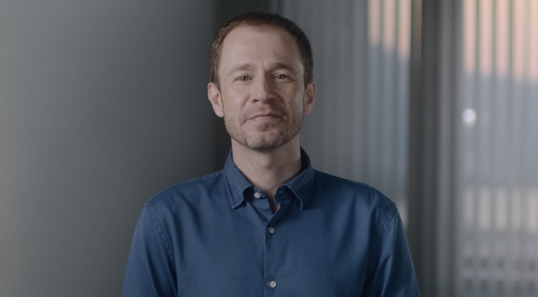 Tiago Leifert reforça importância da vacina em campanha da Pfizer