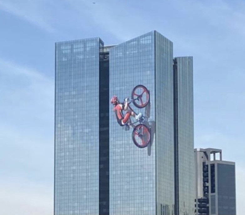 Santander homenageia ciclistas na fachada da sede