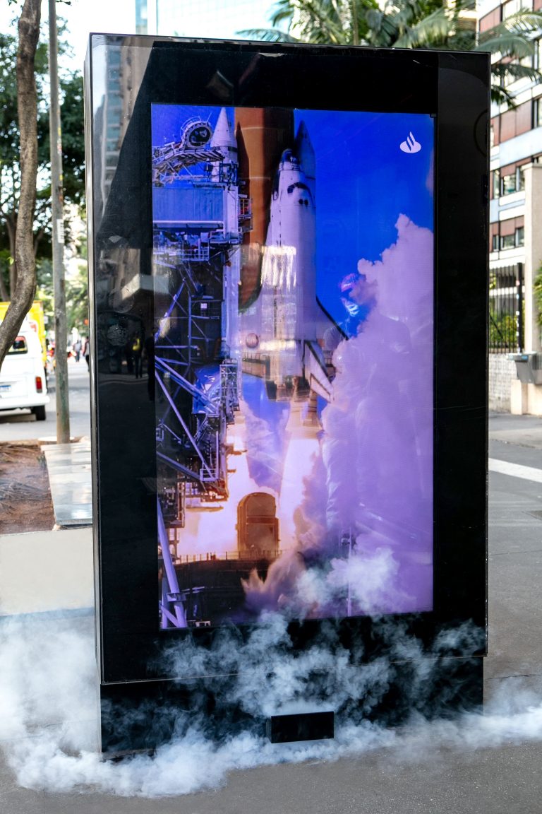 Abrigo de ônibus solta fumaça para divulgar exposição espacial