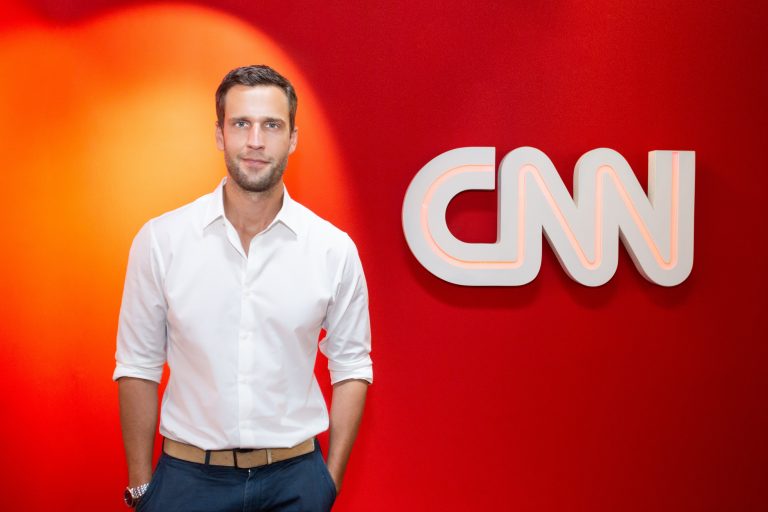 “Entre Mundos com Pedro Andrade” estreia na CNN Brasil