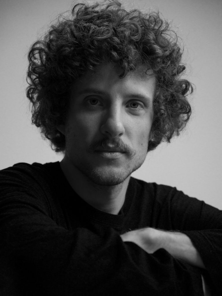 Seĩva anuncia diretor de cena