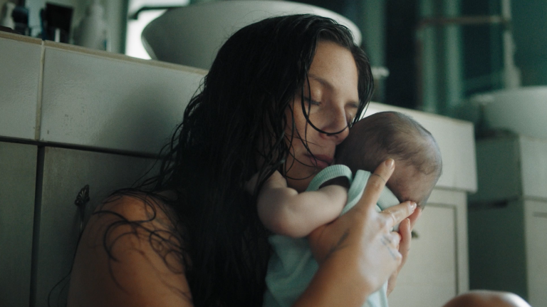 Versão de “Under Pressure” embala Dia das Mães de Baby Dove