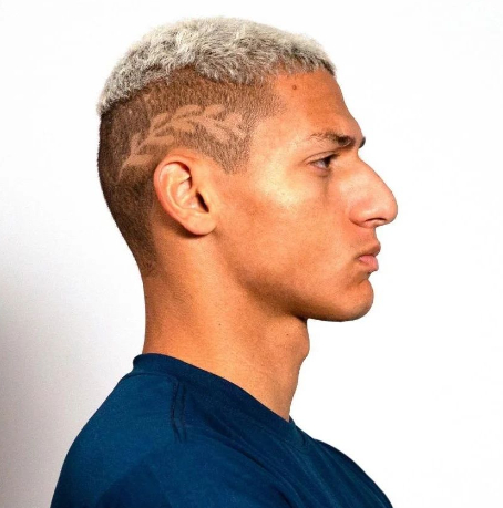 Richarlison assume novo penteado “antizica” em ação de Clear
