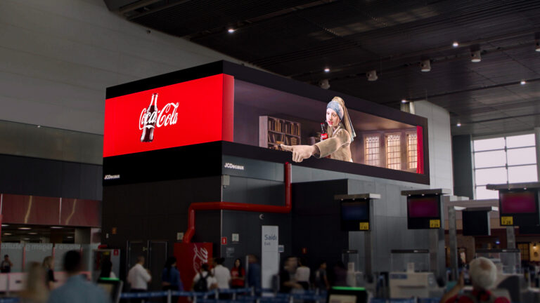 Coca-Cola: bebida gelada sai de uma pintura de arte em painel 3D