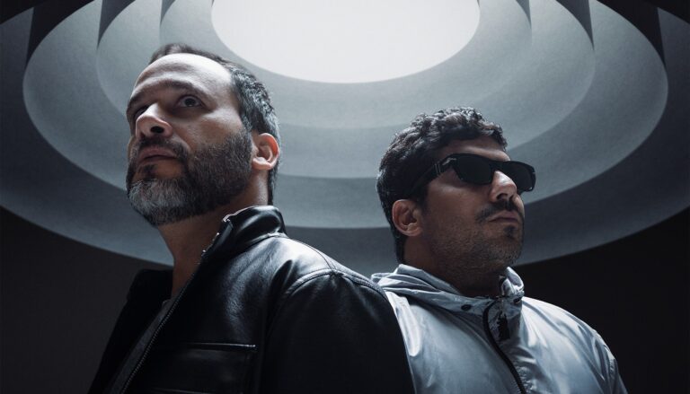 Santa Transmedia apresenta a dupla OLHOS