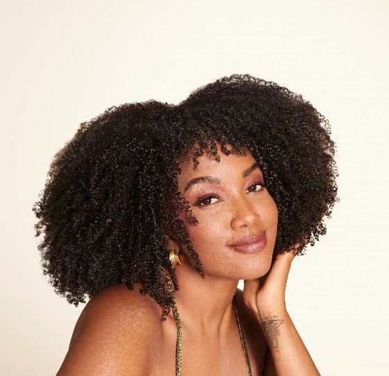 IZA assume como embaixadora de Pantene