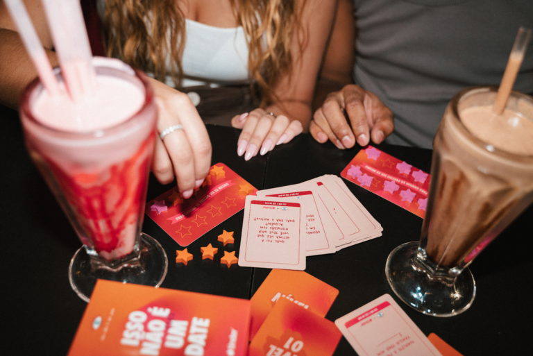 Tinder lança card game