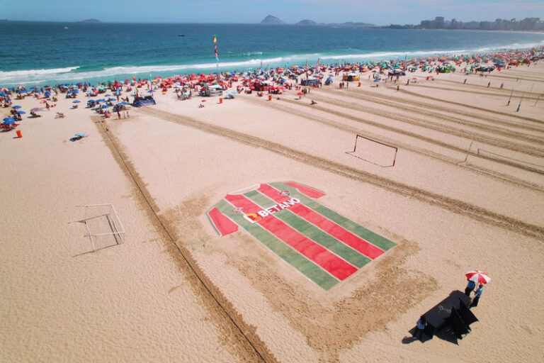 Copacabana amanhece com camisa gigante do Fluminense