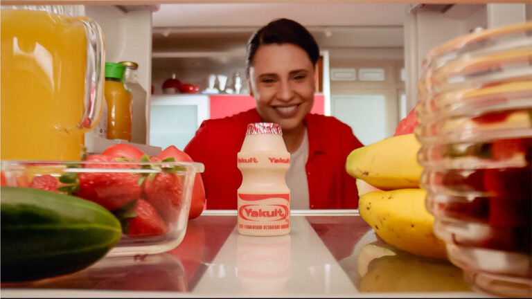 Estreia de Yakult mantém foco nos benefícios dos leites fermentados
