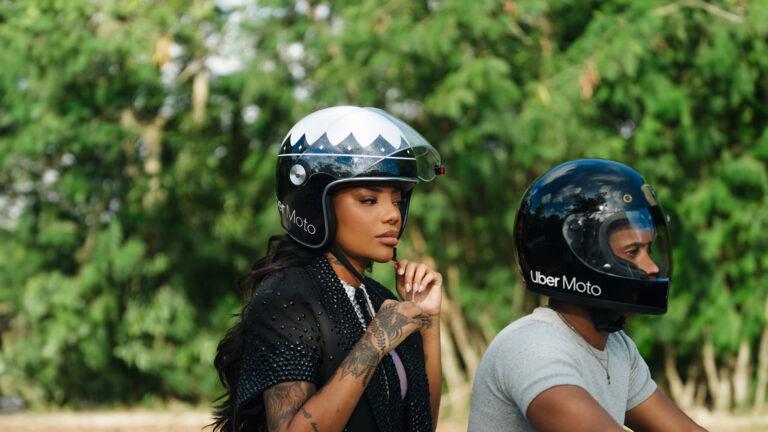 Ludmilla circula de Uber Moto durante o Carnaval