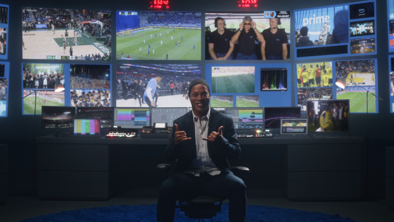Ronaldinho Gaúcho vira coach em campanha do Prime Video