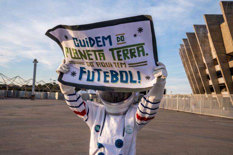 Astronauta que viralizou pelos estádios de futebol é uma ação pelo meio ambiente