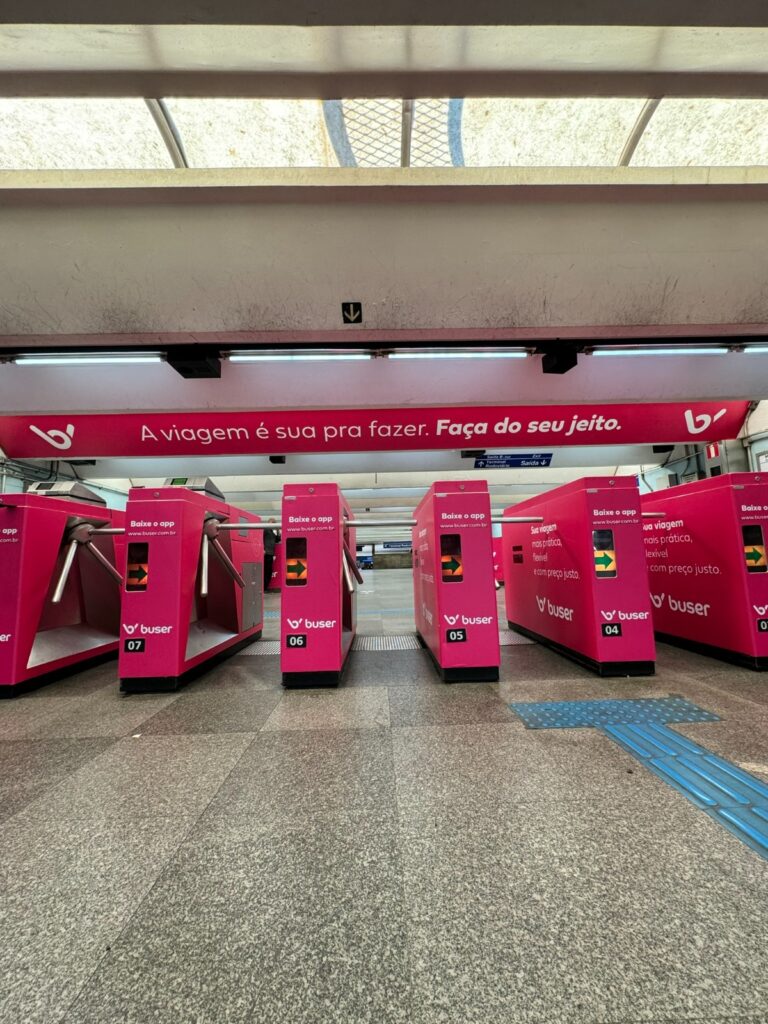 Buser envelopa metrô de São Paulo