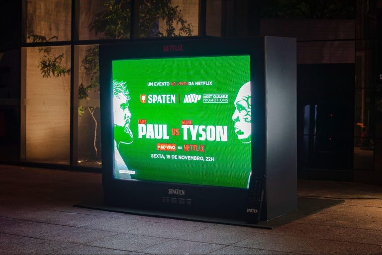 Spaten recria TV retrô gigante para divulgar luta entre Mike Tyson e Jake Paul