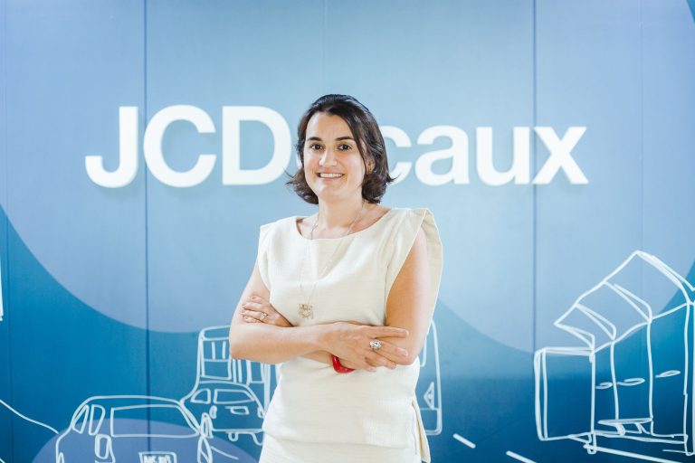 Executiva da JCDecaux se mantém à frente do comitê de DOOH do IAB Brasil