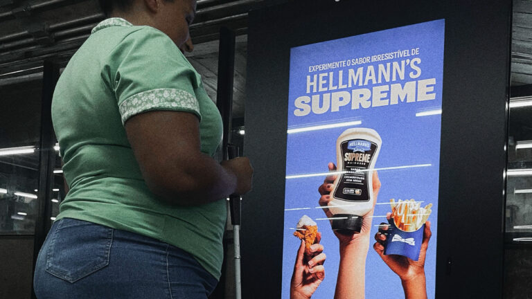 JCDecaux desenvolve OOH com acessibilidade para pessoas com deficiência visual