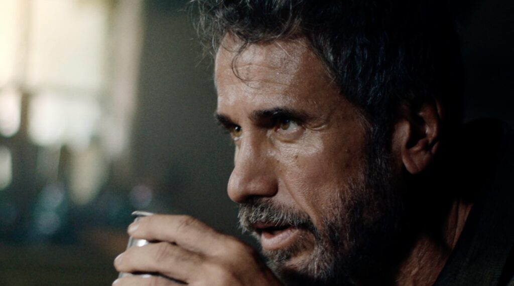 Em novo filme, Jeep e Eriberto Leão ensinam o “Manual de Sobrevivência Brasileiro”