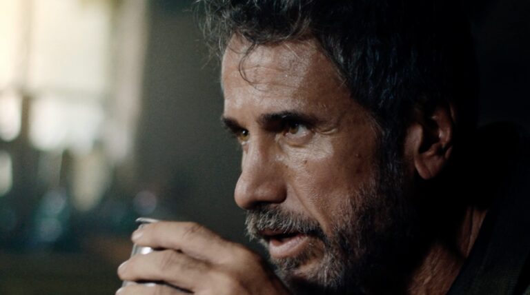 Em novo filme, Jeep e Eriberto Leão ensinam o “Manual de Sobrevivência Brasileiro”