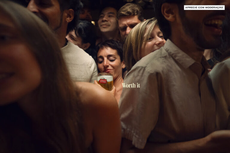 “Claustrobars”: nova campanha global de Stella Artois transforma o caos do bar em charme