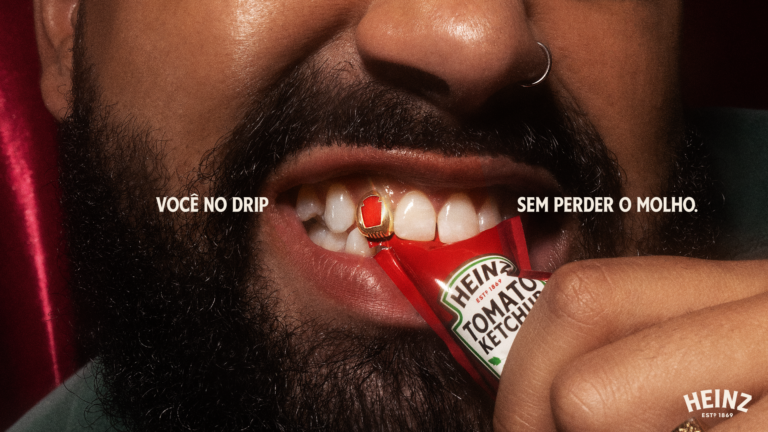 Heinz transforma dificuldade com sachê em acessório fashion