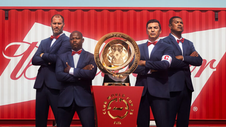 Budweiser escala linha de defesa lendária para proteger a taça da Copa do Mundo de Clubes da FIFA