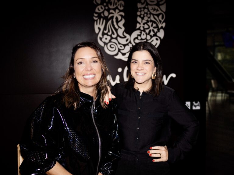 SoWhat assume social first de Comfort e Brilhante