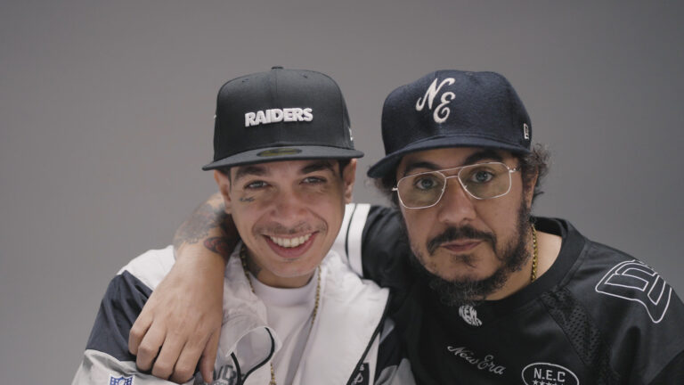 Boné como legado: New Era traz Macelo D2 e Sain