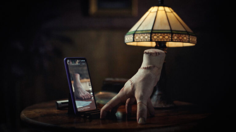 Nubank apresenta Pezinho, seu novo astro em parceria com Wandinha da Netflix