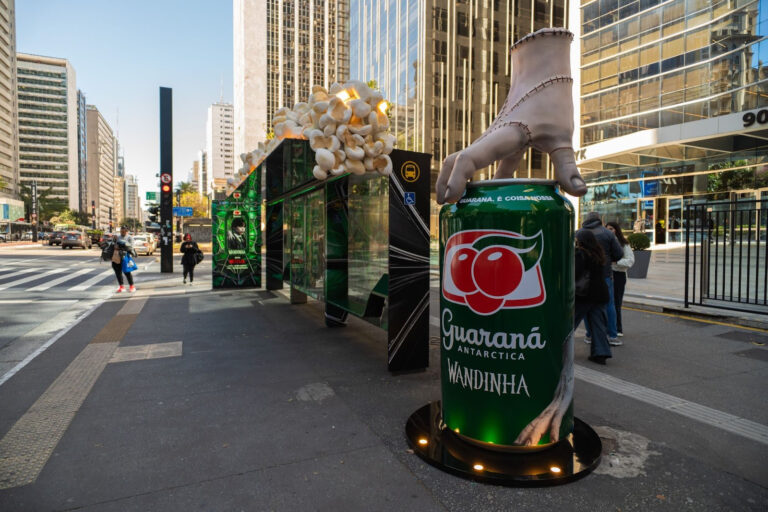 Guaraná Antarctica ativa OOH com cheiro de pipoca para estreia de Wandinha