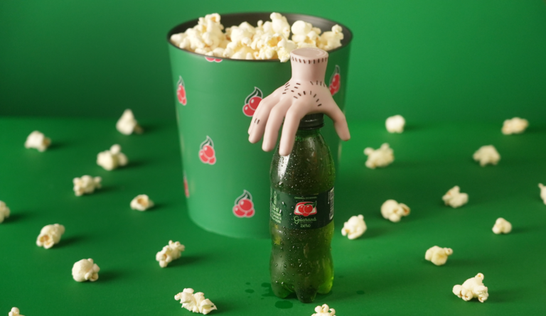 Guaraná Antarctica traz de volta a Caçulinha em ação com Mãozinha