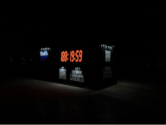 Fanta Halloween no Brasil com container misterioso na Avenida Paulista
