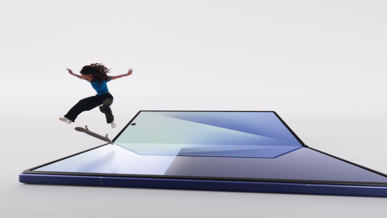 Rayssa Leal anda de skate sobre os novos Galaxy Z Fold7 e Z Flip7