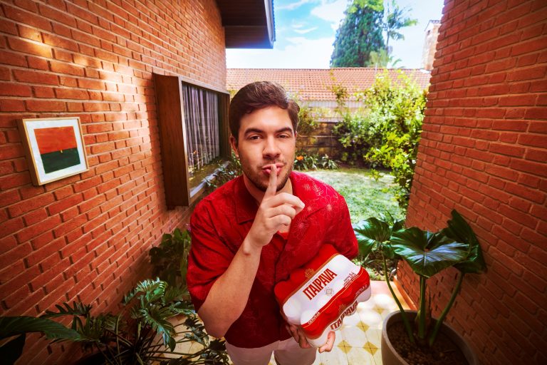 Álvaro Xaro protagoniza nova campanha da Itaipava