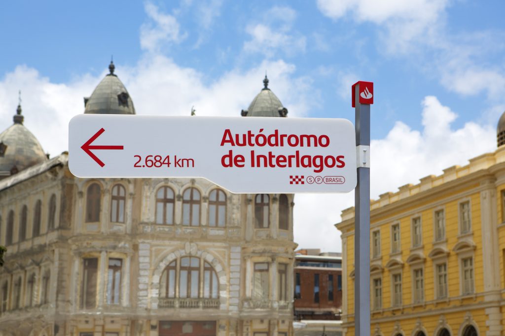 Santander leva o meme das placas de Interlagos para as ruas do Brasil