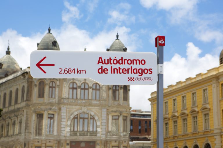 Santander leva o meme das placas de Interlagos para as ruas do Brasil