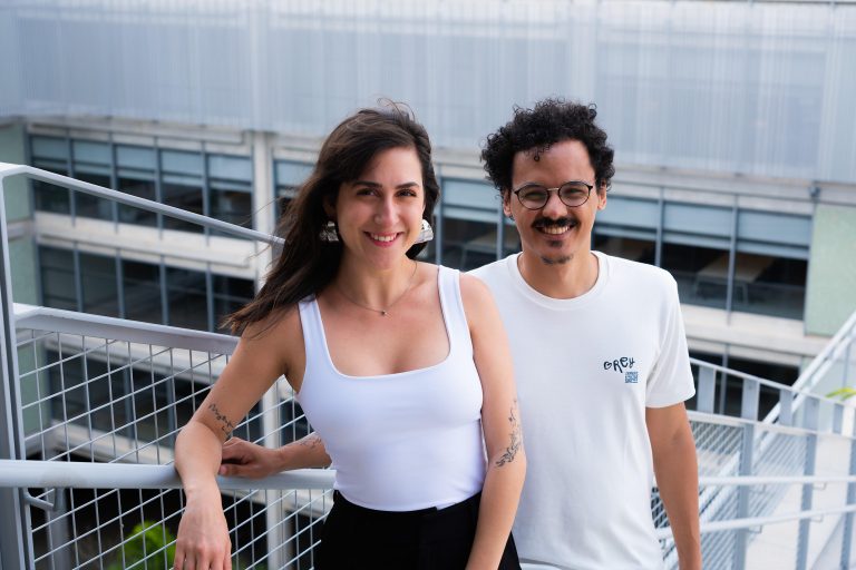 Grey contrata dupla de Criação