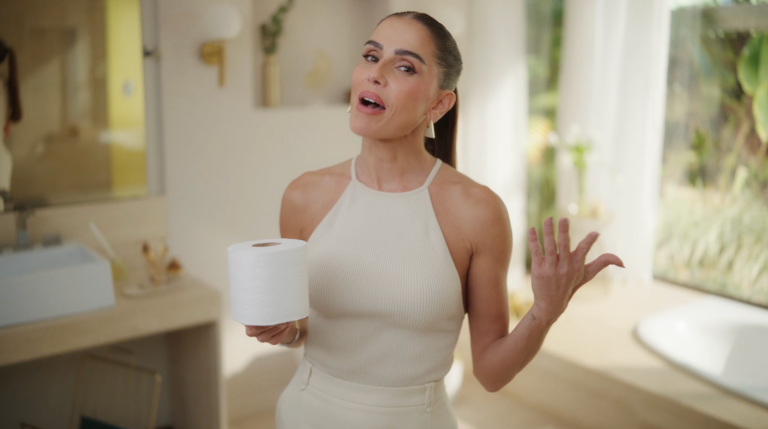 Deborah Secco chama o Alfredo em campanha de Neve