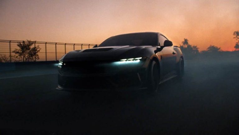 Ford Mustang Dark Horse acelera com “A Obsessão Nunca Descansa”