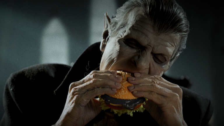 Heinz lança Mayo Halloween e transforma o vermelho do ketchup em preto de alho negro