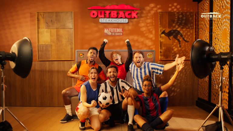 Outback transforma grupos de WhatsApp em reencontros reais para o fim de ano