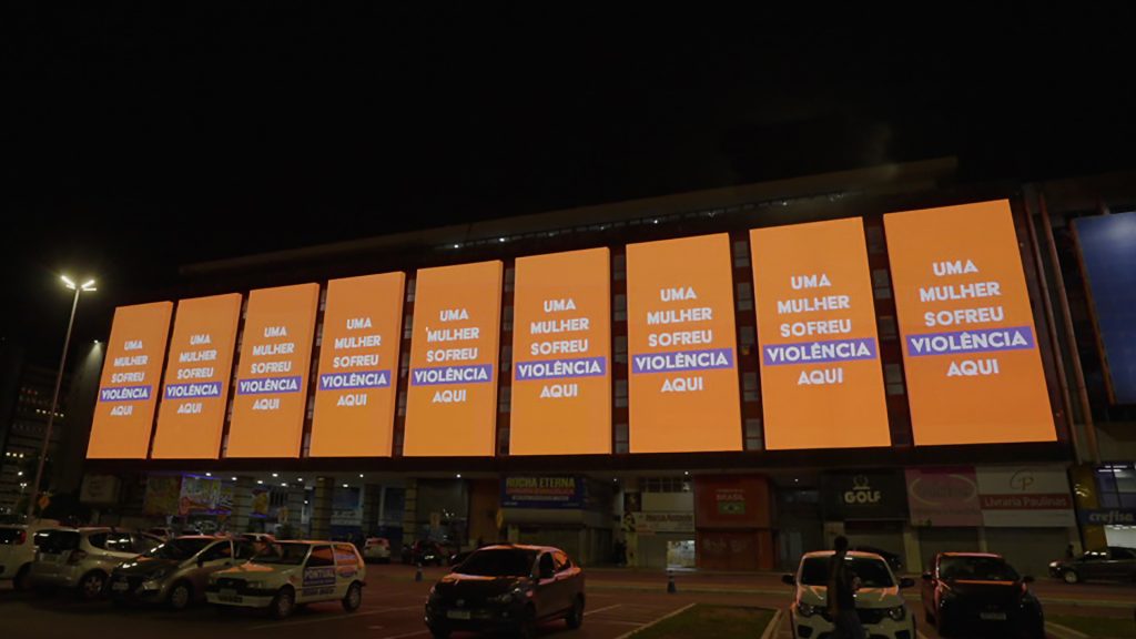 Centenas de painéis em Brasília param juntos para denunciar violência digital contra mulheres