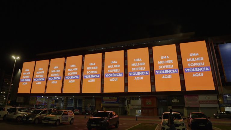 Centenas de painéis em Brasília param juntos para denunciar violência digital contra mulheres